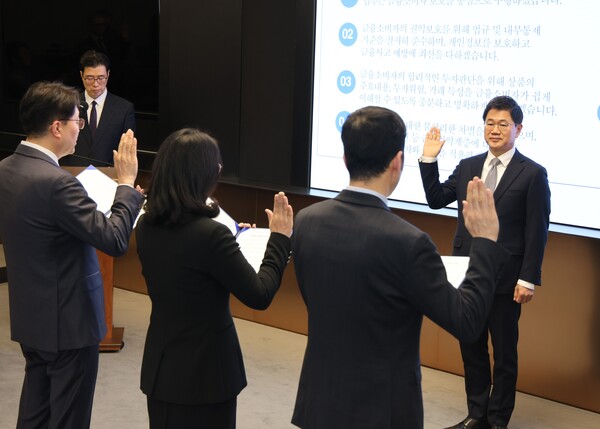 박종문 삼성증권 대표이사 등 삼성증권 경영진이 금융소비자보호 헌장에 서명하고 있다. / 삼성증권