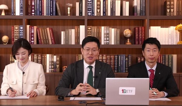 김승현(가운데) 하나자산운용 ETF 퀀트솔루션본부장이 28일 온라인 기자간담회에서 말하고 있다. / 하나자산운용 유튜브 캡처
