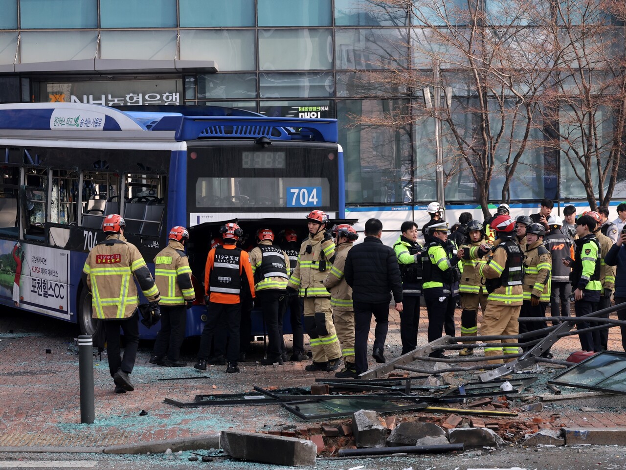 서울 서대문역 인근 시내버스가 건물로 돌진하는 사고가 발생했다. / 뉴스1