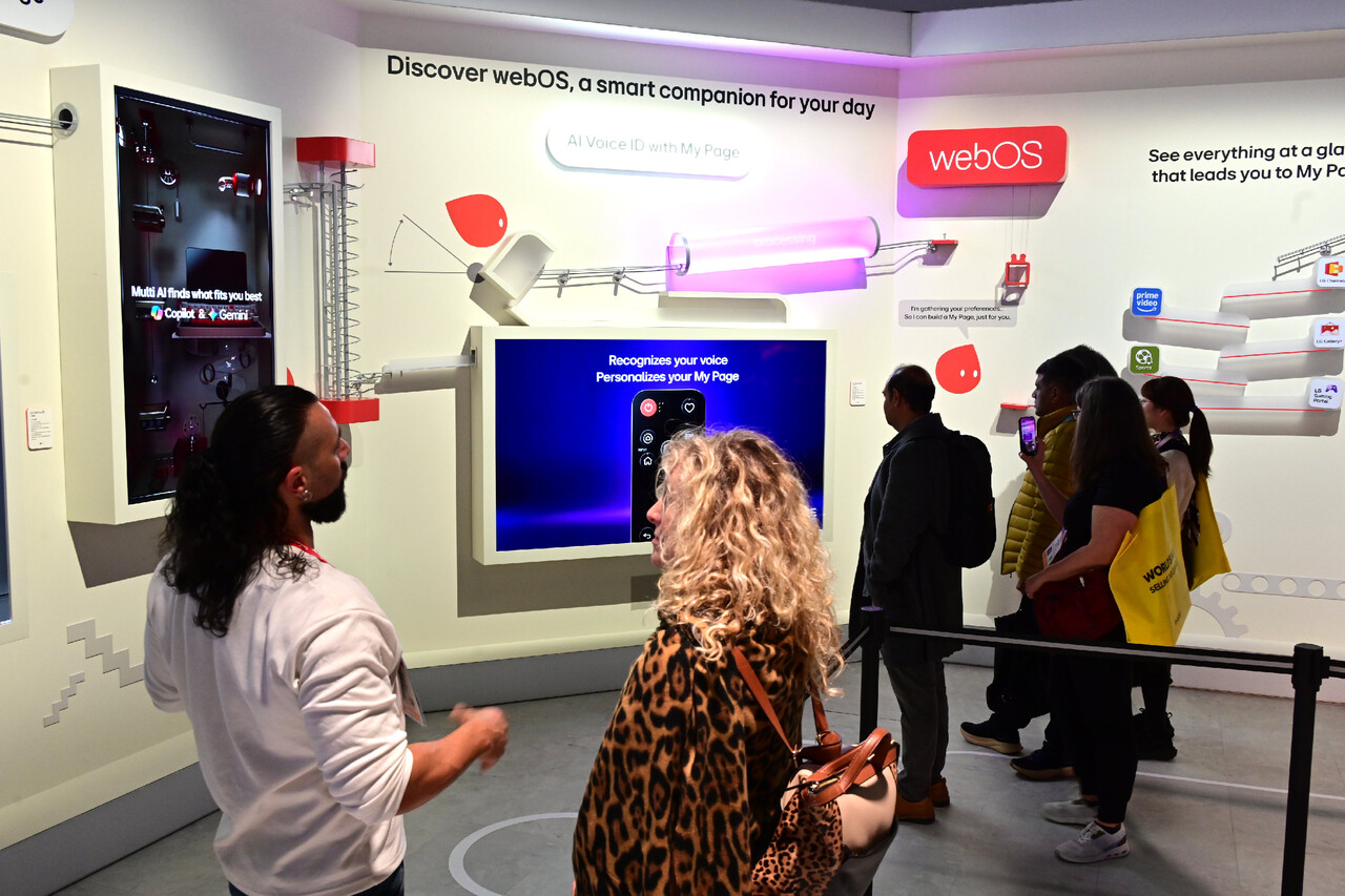 7일(현지시각) 미국 라스베이거스에서 열리고 있는 세계 최대 가전∙IT 전시회 ‘CES 2026’에서 관람객들이 LG전자의 'LG 올레드 에보 W6'와 자체 OS인 웹OS를 살펴보고 있다. / LG전자