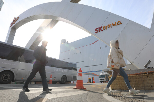 경기 이천시 SK하이닉스 본사 앞에 직원들이 걸어가고 있다. / 뉴스1