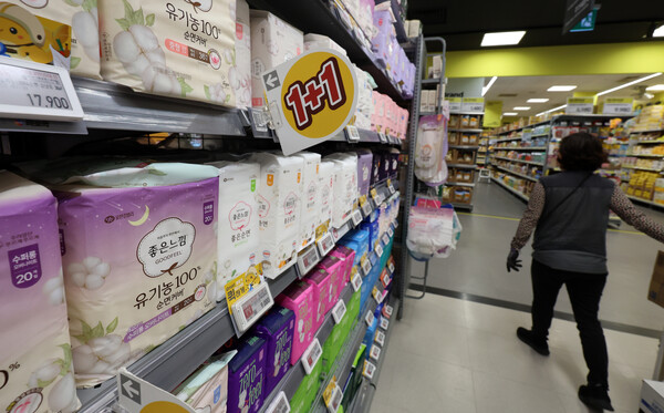 서울 한 대형마트 생리대 진열대 모습. / 뉴스1
