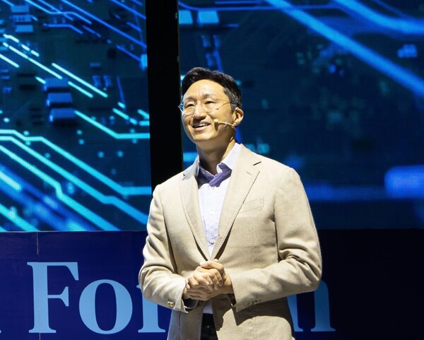 정기선 HD현대 회장이 2025년 10월 27일 경주엑스포대공원 문화센터에서 열린 아시아태평양경제협력체(APEC) 최고경영자(CEO) 서밋(Summit) ‘퓨처테크 포럼: 조선’ 행사에 기조연설자로 나서 HD현대의 인공지능(AI) 등을 기반으로 한 미래 비전을 설명하고 있다. / HD현대