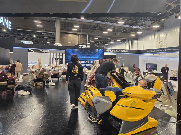 관람객들이 바디프랜드 부스에서 올해 CES 주력 제품인 ‘웨어러블 AI 헬스케어로봇 733'을 체험하고 있다. 착석과 기립을 보조하는 ‘스탠딩 기술’과 함께 팔, 다리, 발목을 각각 독립적으로 구동하는 전신 로보틱스 기술이 적용됐다. / 이선율 기자.