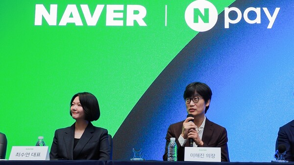 최수연 네이버 대표이사(왼쪽)와 이해진 네이버 이사회 의장이 11월 27일 경기도 성남시 네이버 1784에서 진행된 네이버-네이버파이낸셜-두나무 3사 공동 기자간담회에서 질의응답을 하고 있다. / 네이버