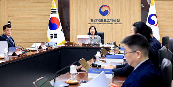 송경희 개인정보보호위원회 위원장이 1월 14일 서울 종로구 정부서울청사에서 열린 개인정보보호위원회 전체회의에서 모두발언을 하고 있다. / 뉴스1