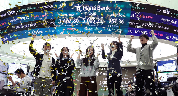 22일 오전 서울 중구 하나은행 본점 딜링룸 현황판에 코스피 지수가 장중 5000p를 넘으며 개장하자 직원들이 환호하고 있다. /뉴스1