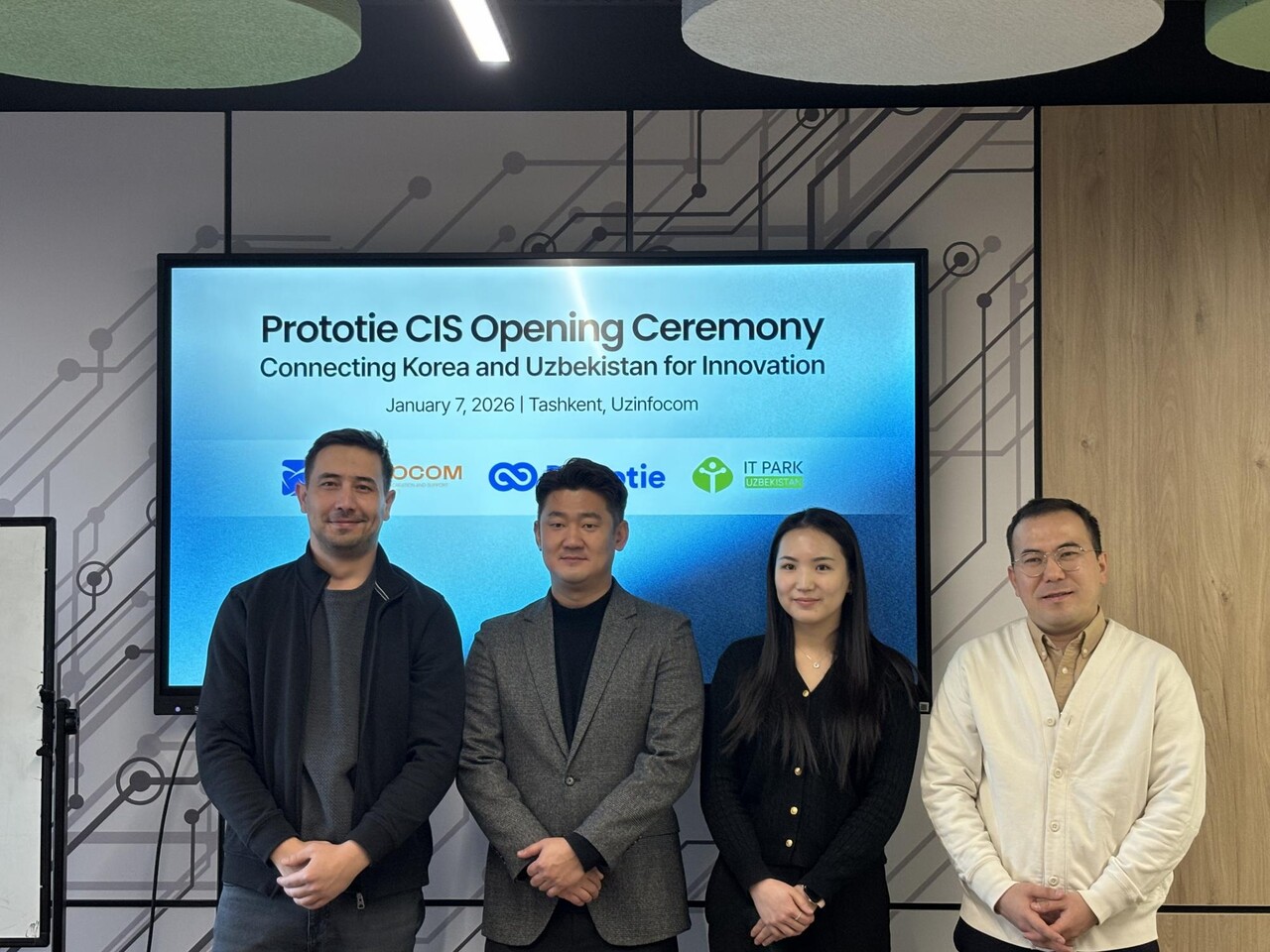 (왼쪽부터) 우즈인포컴 티무르 미야사로프(Timur Miyassarov) 글로벌 사업개발실장, 박승현 프로토타이 대표, 아나스탸샤 킴 IT 파크 주한 대표사무소 매니저, 노디르 베르티코빌로프 IT 파크 주한 대표사무소 사무국장 / 프로토타이