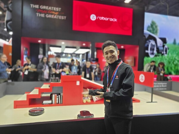 댄 챔 로보락 아시아태평양 마케팅 총괄이 7일(현지시각) 미국 라스베이거스에서 열린 'CES 2026' 현장에서 세계 최초로 2륜 다리 구조를 적용한 로봇청소기 ‘사로스 로버’를 공개하며 포즈를 취하고 있다. / 이선율 기자