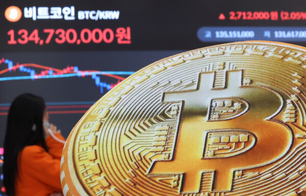 서울 서초구 빗썸라운지 강남본점 전광판에 비트코인 거래 가격이 표시되고 있다. / 뉴스1