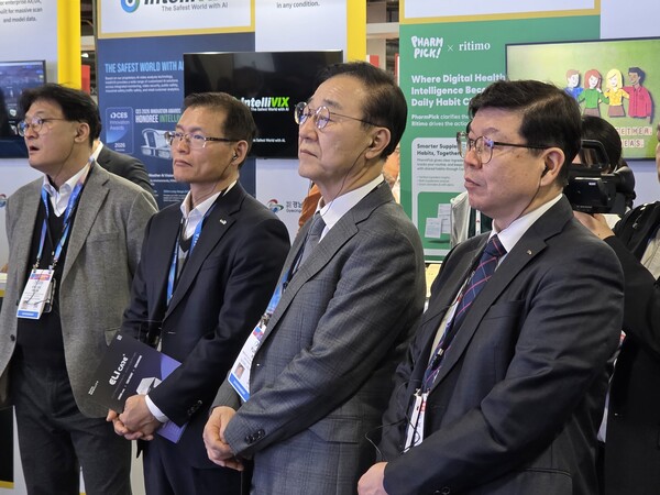 김윤덕 국토교통부 장관(오른쪽에서 두번째)이 6일(현지시각) 오후 CES2026이 열리고 있는 미국 라스베이거스 베네시안 호텔 유레카 파크를 찾아 이기상 코트라 수석부사장(오른쪽)과 함께 설명을 듣고 있다./한재희 기자