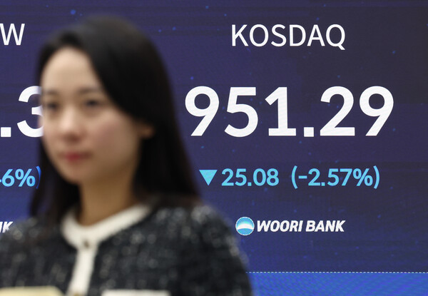 21일 오후 서울 중구 우리은행 본점 딜링룸 전광판에 코스닥 지수가 표시되어 있다. / 뉴스1