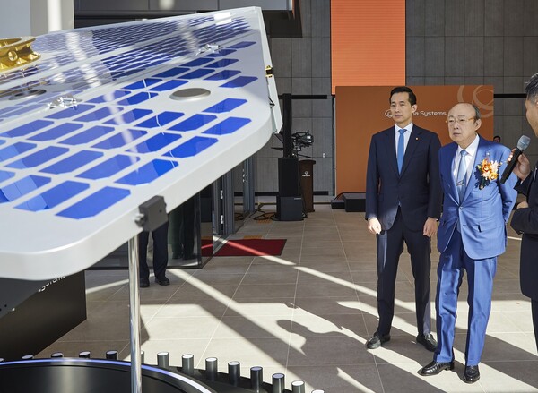 한화그룹 김승연 회장과 김동관 부회장이 세계 최고 수준의 기술력을 갖춘 해상도 15cm급 ‘VLEO(Very Low Earth Orbit) UHR(Ultra High Resolution) SAR(Synthetic Aperture Radar) 위성’의 실물모형을 살펴보고 있다. / 한화그룹
