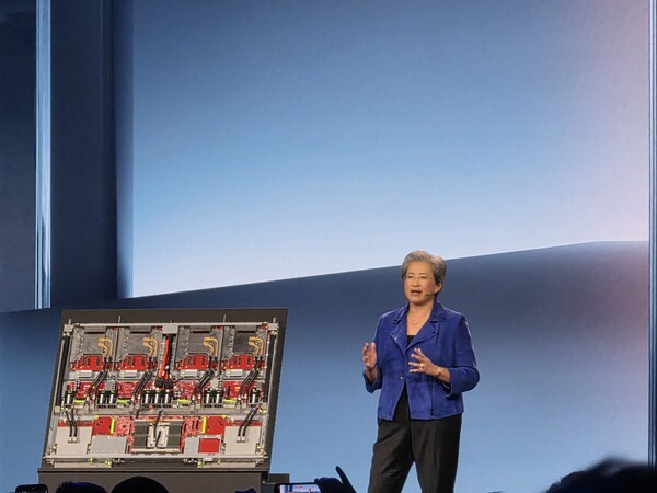 5일(현지시각) 오후 리사 수 AMD 최고경영자(CEO)는 미국 라스베이거스 베네시안 호텔에서 열린 ‘CES 2026’ 기조연설에서 차세대 AI 데이터센터 랙 ‘헬리오스(Helios)’를 처음으로 공개했다/한재희 기자