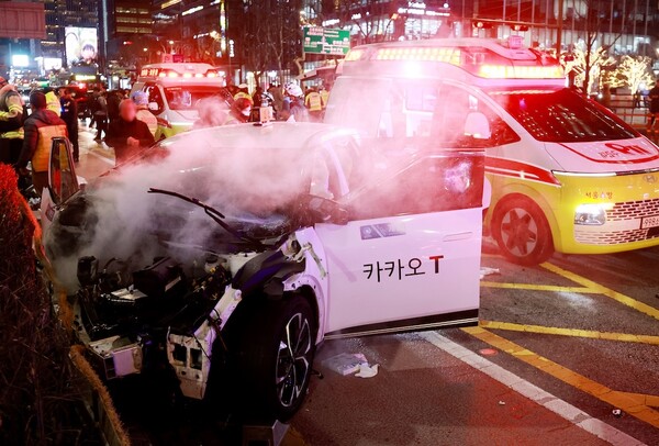 2일 오후 6시쯤 서울 지하철 1호선 종각역 인근에서 택시가 인도로 돌진해 횡단보도에서 신호 대기 중이던 시민들을 들이받는 사고가 발생했다. 이 사고로 외국인 5명을 포함해 9명의 시민이 중경상을 입었으며, 이 중 40대 한국인 여성 1명은 심정지 상태로 발견돼 인근 병원으로 이송됐으나 끝내 사망했다. 현재 소방 당국과 경찰은 정확한 사고 경위 등을 파악하고 있다. / 뉴스1