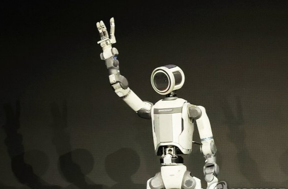 손인사 하는 현대차의 보스톤다이내믹스 휴머노이드로봇 아틀라스. 연합뉴스 제공.