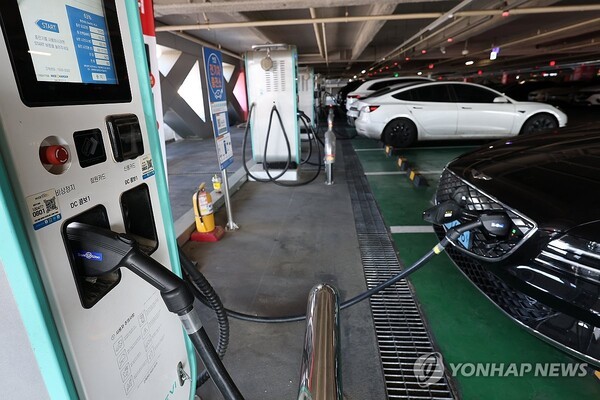 서울 대형마트 전기차 충전소 (사진 출처: 연합 뉴스)