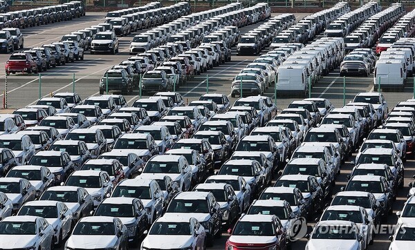 수출 대기 중인 자동차  (사진 출처: 연합뉴스 제공)