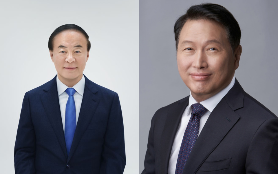(왼쪽부터)전영현 삼성전자 DS(디바이스솔루션) 부문장과 최태원 SK그룹 회장(사진=삼성전자, SK그룹 제공).