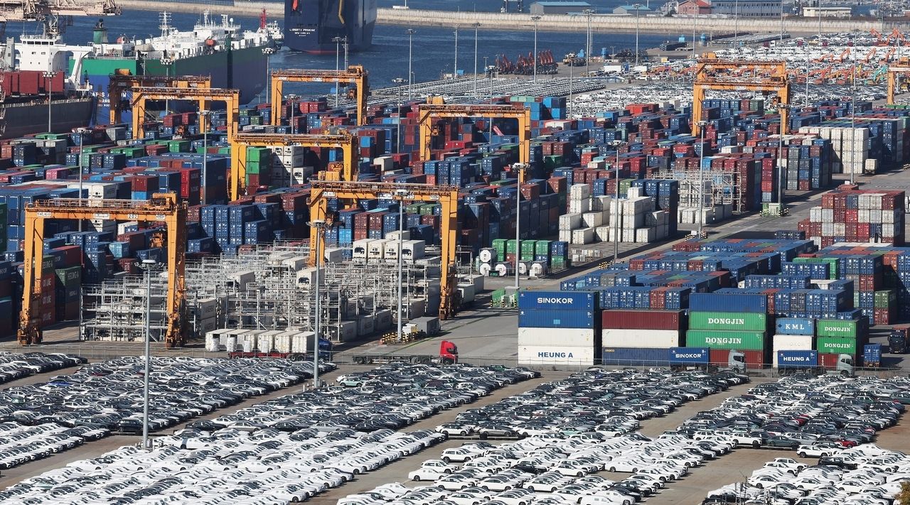 Containers and export-bound vehicles fill storage yards at Pyeongtaek Port in Gyeonggi Province on Nov. 14. (Yonhap)