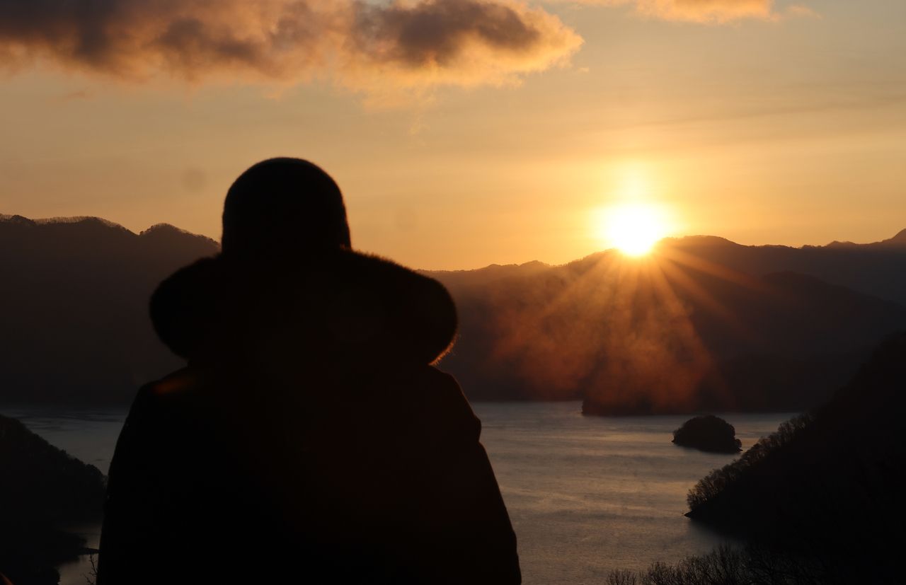 The first sun rises over the Soyang river in Gangwon Province on Thursday. (Yonhap)