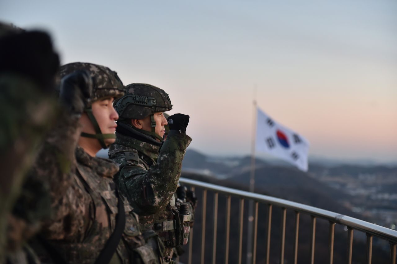 Soldiers of the Imjin River Battalion under the 9th Infantry Division vow to strengthen military readiness while watching the New Year’s sunrise at Odusan Unification Observatory in Paju, Gyeonggi Province on Thursday. (The 9th Infantry Division, Yonhap)