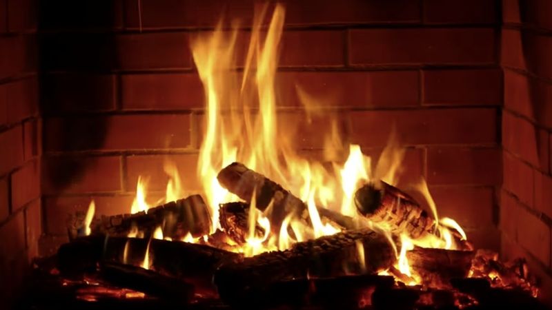 引用：YouTubeチャンネル「Fireplace 10 hours」