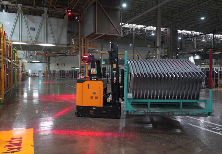 물류로봇 기반 공정·물류 자동화 전문기업 러셀로보틱스가 기아 ‘PV7’ 전용공장에 무인지게차 AGF(Automated Guided Forklift)를 공급한다. / 러셀로보틱스