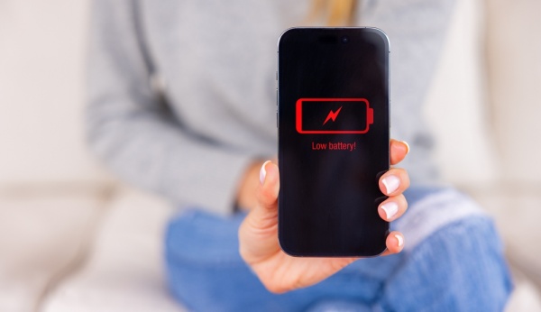 아이폰 배터리 효율을 위한 꿀팁 5가지를 소개한다. [사진: 셔터스톡]