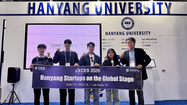 류창완 한양대학교 창업지원단장(오른쪽에서 첫 번째)을 비롯한 학생 창업자들이 CES 2026 한양대학교 부스 앞에서 기념 촬영을 하고 있다. [사진: 한양대]