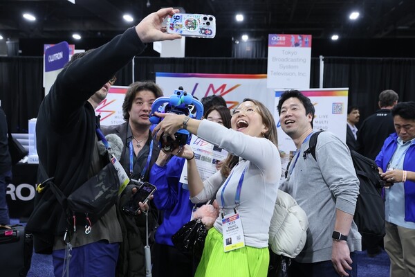 CES2026 참가자들이 셀파이를 찍고 있다. [사진: CTA]