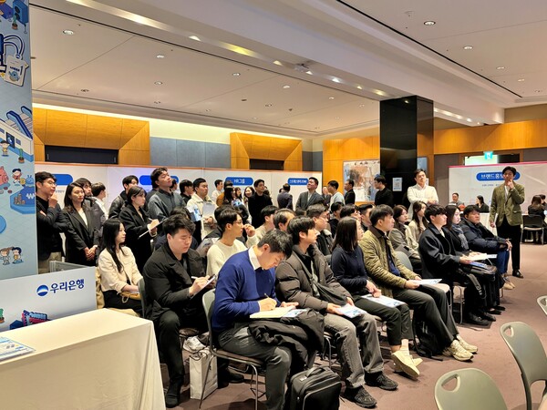 24일 삼성동 코엑스에서 개최된 ‘Woori Career EXPO 2nd’에 참석한 우리은행 직원들이 관심있는 사업그룹의 현직자에게 상담을 받고 있다. [사진: 우리은행]