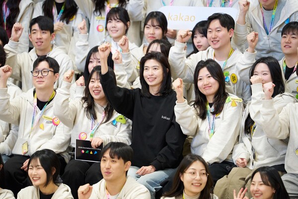 정신아(둘째 줄 왼쪽에서 세 번째) 카카오 CA협의체 의장이 지난 7일 카카오 AI캠퍼스에서 신입 그룹 공채 크루들과 함께 한 '의장과의 대화-파이어사이드 챗' 행사에서 직원들과 함께 화이팅을 외치고 있다. [사진: 카카오]
