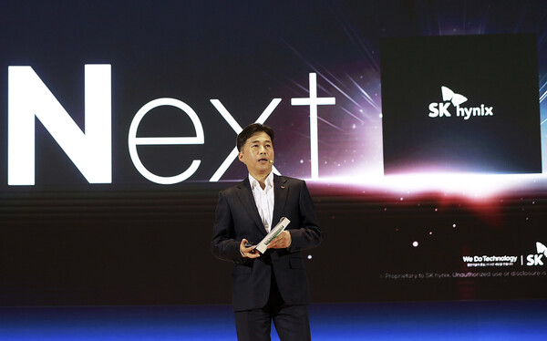 곽노정 SK하이닉스 사장이 SK AI 서밋 2025에서 키노트 발표를 하고 있다. [사진: SK하이닉스]