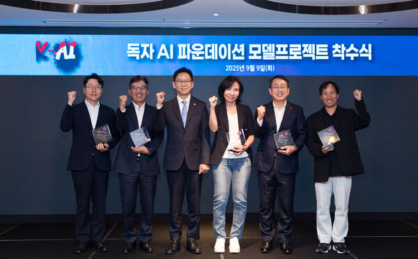 지난해 9월 9일  '독자 AI파운데이션 모델' 프로젝트 착수식에서 5개 정예팀 대표들이 배경훈 과기정통부 장관과 기념촬영을 하는 모습. (사진 왼쪽부터)임우형 LG AI연구원장, 김유원 네이버클라우드 대표, 배경훈 장관, 이연수 NC AI 대표, 유영상 SKT 사장, 김성훈 업스테이지 대표. [사진: 과기정통부]