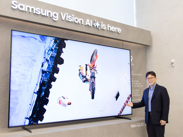 삼성전자 용석우 영상디스플레이사업부장이 115형 Neo QLED 초대형 TV를 소개하고 있다. [사진: 삼성전자]
