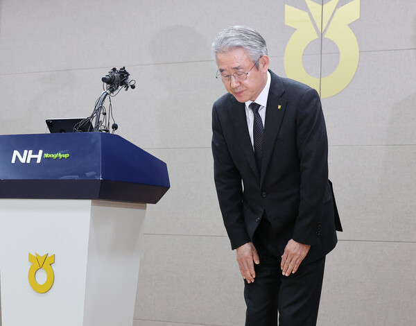 강호동 농협중앙회장이 13일 서울 중구 농협중앙회에서 농림축산식품부의 특별감사 중간 결과와 관련해 대국민 사과문을 발표했다. [사진: 연합뉴스]