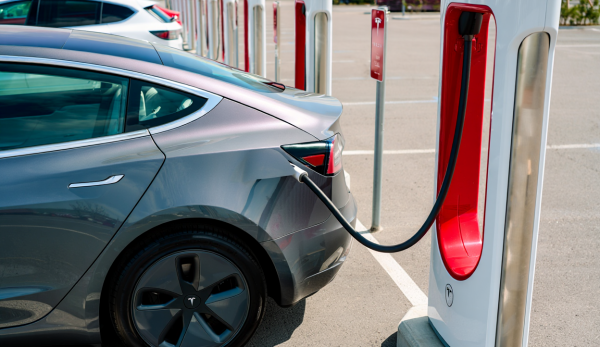 충전 인프라, 가격, 주행 거리 등 여러 장애물이 존재하는 가운데, 미국 전기차 시장이 완전히 전환되기까지는 시간이 더 필요할 것으로 보인다. [사진: Reve AI]