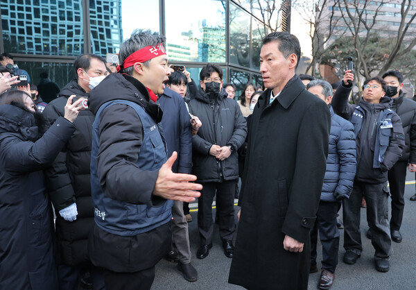 23일 서울 중구 IBK 기업은행 본점에서 기업은행 노조원들이 새로 선임된 장민영 기업은행장의 출근을 저지하고 있다. [사진: 연합뉴스]