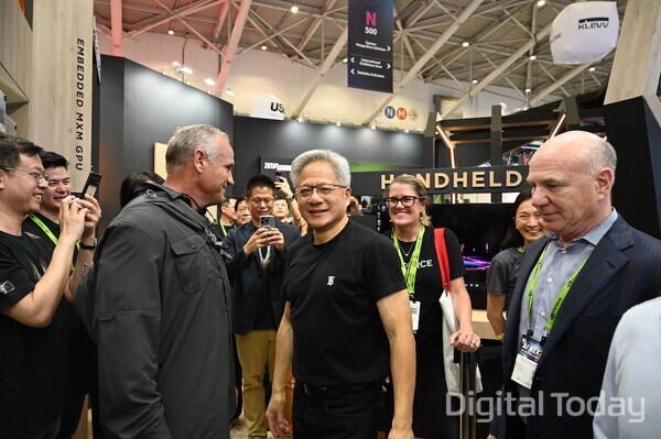 젠슨 황 엔비디아 CEO(가운데) [사진: 컴퓨텍스 2025 공동취재단]