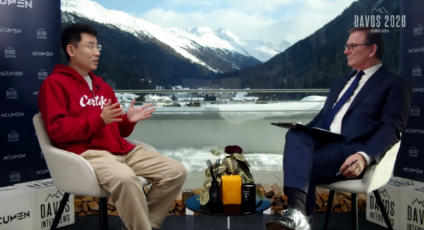 서틱 창업자  룽후이 구 교수가 다보스에서 CBS와 인터뷰를 하고 있다. [사진: 서틱]