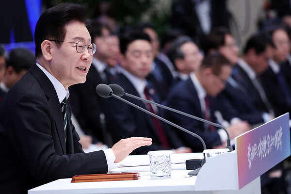 이재명 대통령이 21일 청와대 영빈관에서 열린 신년기자회견에서 취재진 질문을 받고 있다. 