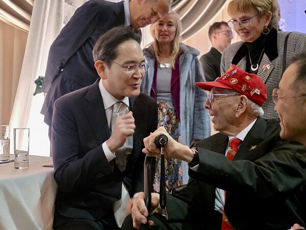 이재용 회장이 1월 28일(현지시간) 미국 워싱턴 D.C. 스미스소니언 예술산업관에서 열린 갈라 디너에서 6·25 참전용사를 만나 대화하고 있다. [사진: 삼성전자]