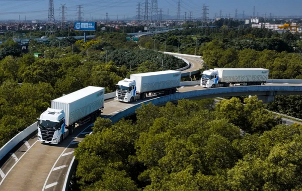 삼일중공업이 4세대 전기트럭을 공개하며, 자율주행과 인간 운전이 결합된 '플래투닝' 기술을 도입했다. [사진: 삼일중공업]