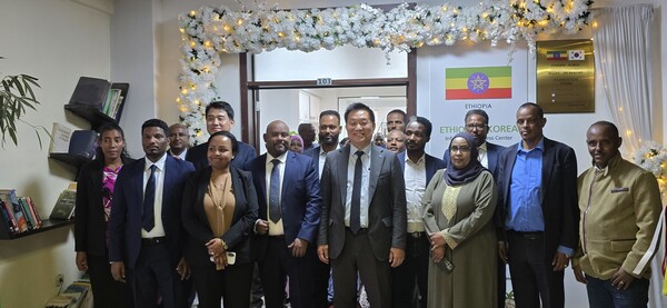 한국지능정보사회진흥원(NIA)과 과학기술정보통신부는16일 에티오피아 수도 아디스아바바에서 정보접근센터 개소식을 개최했다. [사진: NIA]