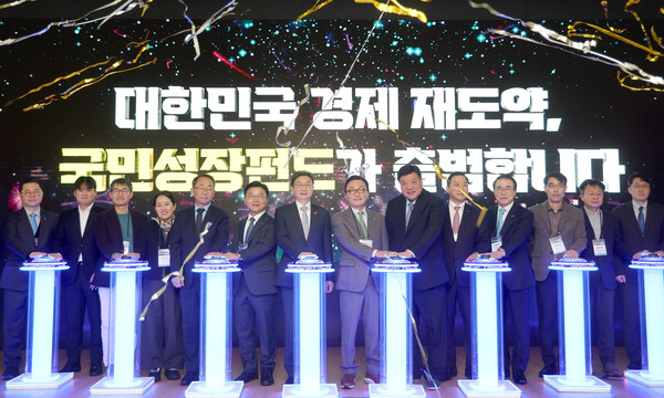 11일 서울 여의도 산업은행에서 열린 국민성장펀드 출범식에서 이억원 금융위원장과 박현주 미래에셋 회장, 서정진 셀트리온 회장, 박상진 한국산업은행 회장 등이 기념 세리머니를 하고 있다. [사진: 연합뉴스]