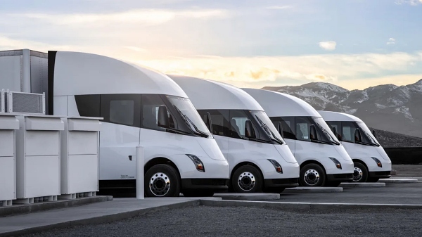 테슬라의 1.2MW 메가차저는 전기트럭 충전 속도의 한계를 뛰어넘는 기술로 평가된다. [사진: 테슬라]