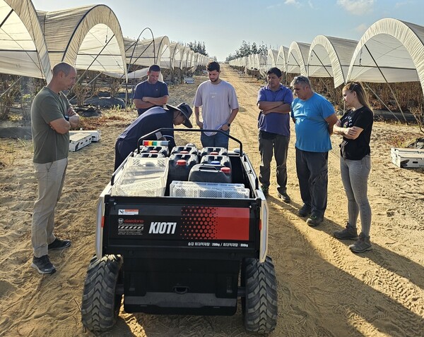 대동로보틱스는 지난 7월 스페인 후엘바 지역의 호티프룻 베리 농장에서 자율주행 운반로봇 개념검증(PoC)을 실시했다. 사진은 대동로보틱스 사업부문 감병우 전무가 농장 관계자들에게 자율주행 운반로봇의 기능을 설명하고 있다. [사진; 대동]