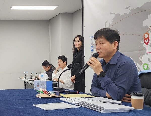 김연섭 대표이사가 2026 상반기 글로벌 전략회의에서 발언하고 있다. [사진: 롯데에너지머티리얼즈]