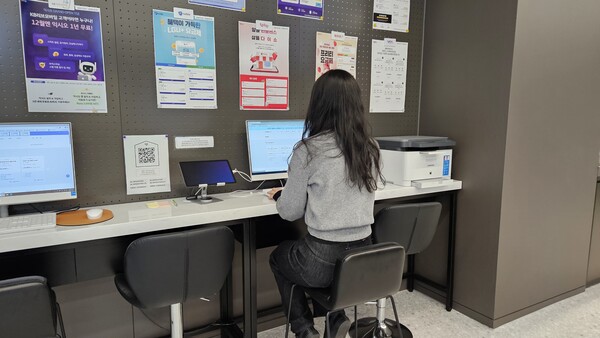 알뜰폰 스퀘어 플러스에서는 전문 매니저를 통한 알뜰폰 서비스 상담과 개통이 가능하다. 현장에 마련된 데스크톱 PC로 요금제를 비교할 수 있고 제반 서류 출력도 가능하다. [사진: 디지털투데이]